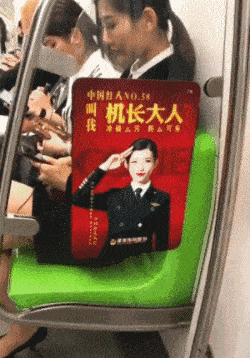 |搞笑GIF:这妹子估计是第一次出远门,准备连人带行李一块托运安检。