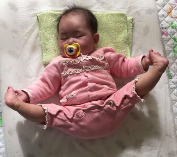 睡眠|宝宝睡姿“千奇百怪”,妈妈每次掀被子都像拆盲盒:这是练什么功