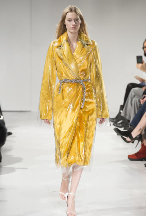 要想皮肤好，防晒要跟上，遮阳伞墨镜必不可少