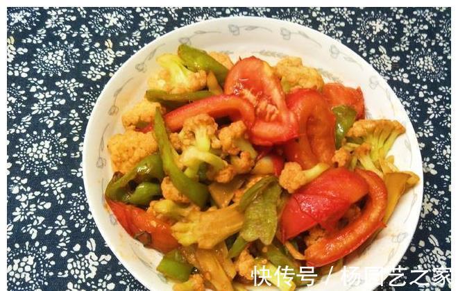 下饭|西红柿新吃法,加入菜花和辣椒,香辣下饭,吃的汤都不剩