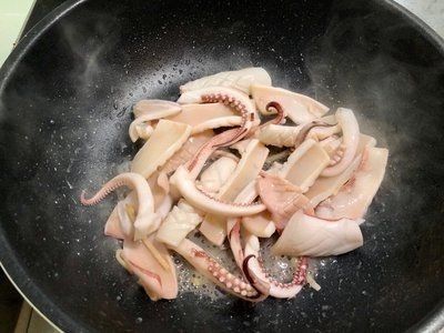  蒜苗炒鱿鱼的做法，鱿鱼这样炒最香，百吃不厌的下饭菜做法超简单