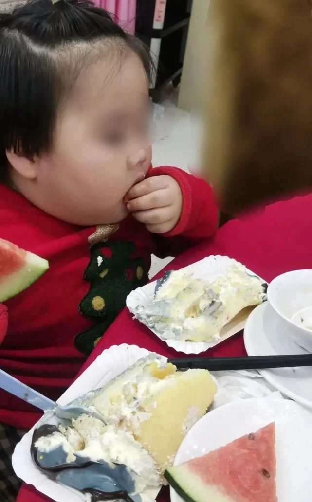 佩琪|3岁女童被爸妈喂到70斤当吃播 曾跪求不想吃