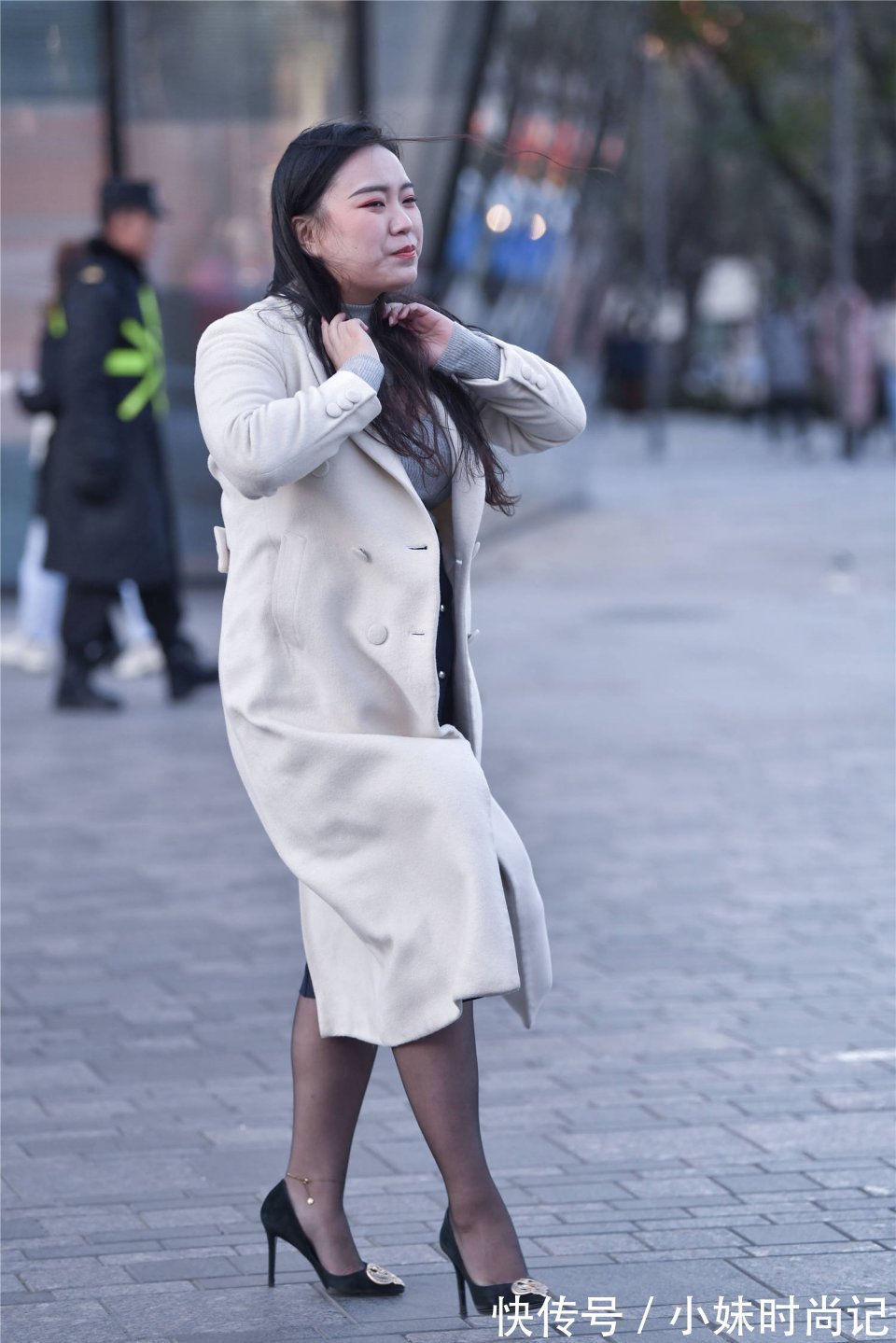 尖头 秋冬里的姑娘,无论胖瘦都喜欢黑色丝袜,搭配尖头细跟鞋更显气质