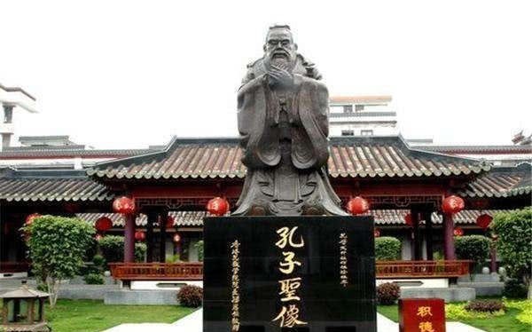 大臣|康熙不愿跪拜孔子墓,大臣见状用黄布遮住墓碑1字,康熙随即三叩九拜