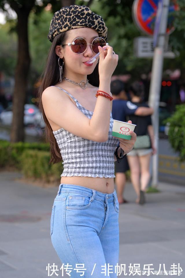 娇小女生如何驾驭英伦风,试试贝雷帽与格纹吊带,尊贵不失俏皮感