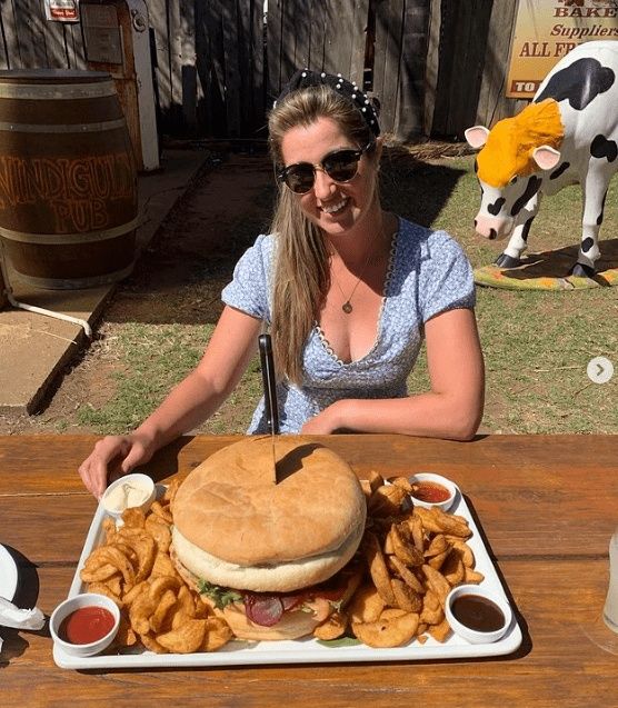  昆州“怪兽汉堡”走红网络，一份用掉1.2公斤肉！店家：谁能一人吃完，送一桶酒