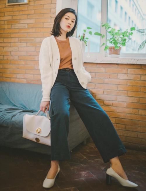 收起阔腿裤吧！现在腿短、腿粗的女人流行穿高筒裤，气质显高显瘦