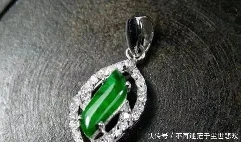 翡翠吊坠不仅增添亮点,更能突出您的品味