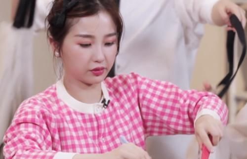 习生|青你2虞书欣手拿生鱼放入煎锅,谁注意到周梓倩的反应太真实了