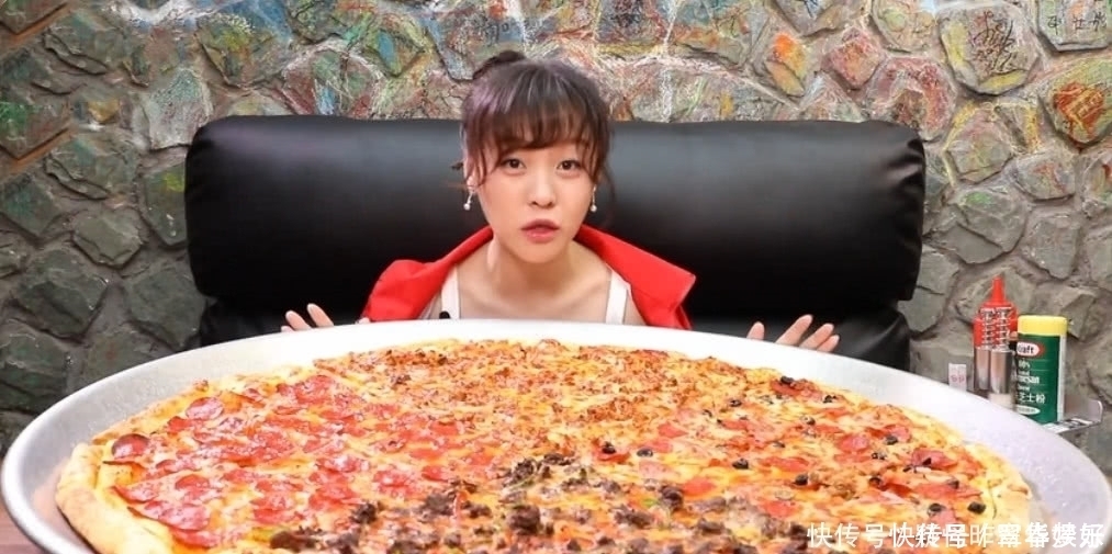 道理|大胃王吃中国“最大”披萨,知道厚度以后,网友:骗三岁小孩