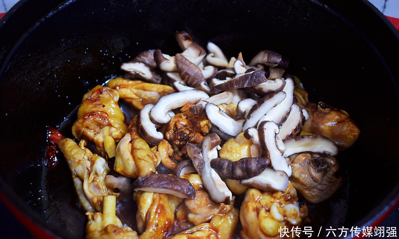 黄焖鸡家常做法,肉质滑嫩,味道鲜香比饭店还好吃,太香了