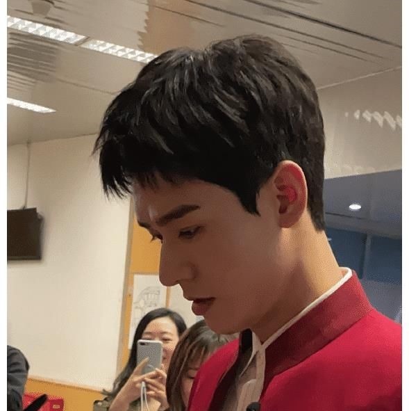 龔俊節(jié)目生圖曝光，路人鏡頭下又帥又酷，網(wǎng)友：有電競男主的內(nèi)味