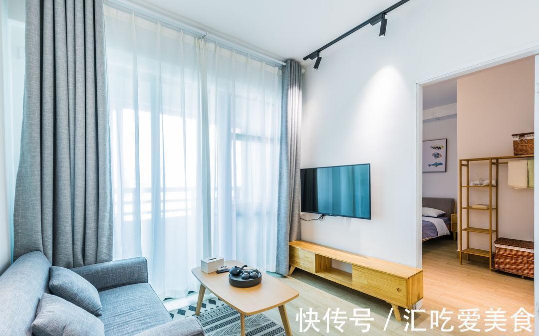 簡約風|他的簡約風一居,清新通透又寬敞,廚房規劃在陽臺里,小巧又實用