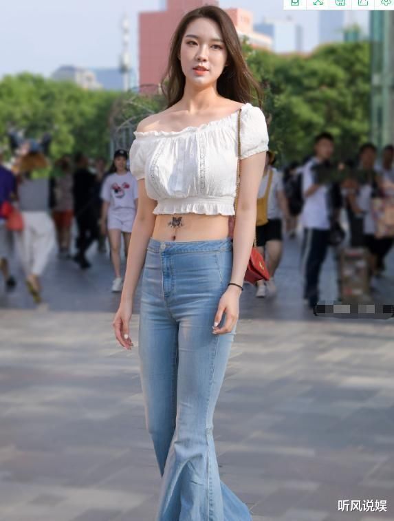 时髦抹胸衣搭配修身喇叭裤, 清凉舒适, 尽显女人味