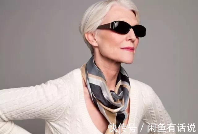 天凉 天凉又见丝巾飞舞,中国大妈当成拍照道具,法国老太却解锁了优雅