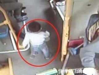 宝宝|两岁宝宝太胆大,家人在为他担心,他却钓着奶瓶自己去旅游了