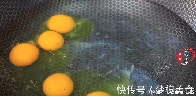 煮荷包蛋时，记得别水开下锅，掌握几个技巧，鸡蛋完整圆嫩不出沫