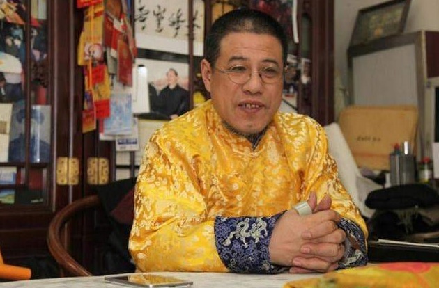 皇室|乾隆七世孙手戴上亿玉扳指,如今穿龙袍,以皇帝身份祭祖