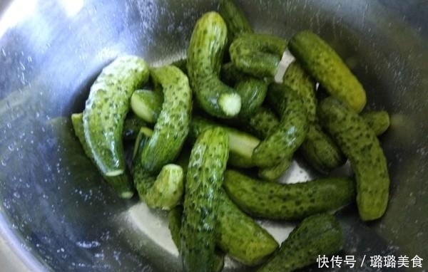 黄瓜|农村大姐把黄瓜塞进瓶子,众人不解,1月后一看价钱翻了几十倍