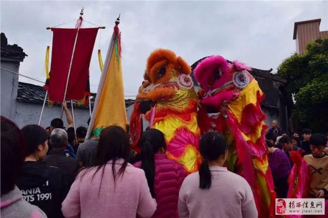 元宵节，揭西村民迎大王爷上金山，老门楼前发利是场面罕见