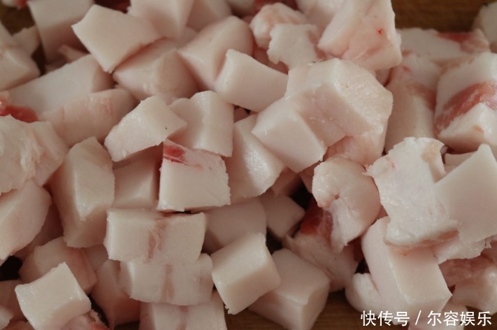  熬猪油，别只加水！多加4种料，记住3点，猪油雪白香浓，1年不坏