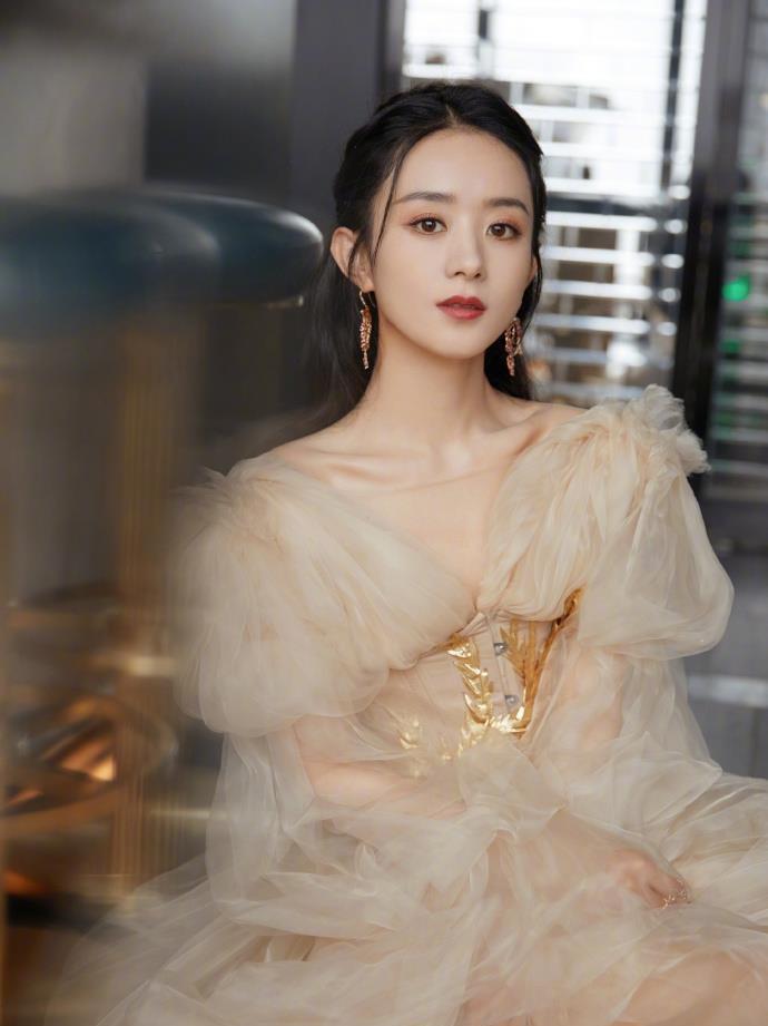 轻熟感|女人一旦30岁，穿衣尽量以“轻熟风”为主，这几种照着穿准美