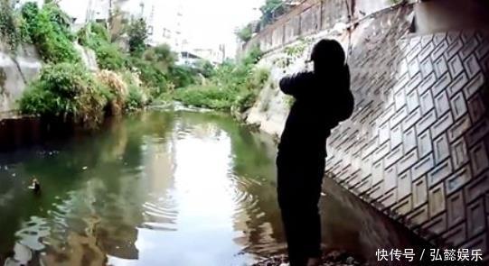 男子桥下钓鱼，钓上个大家伙，后悔没带渔网