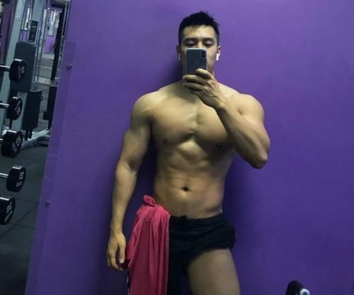 合照|大鼻子肌肉男因合照走红，大长腿腱子肉身材，一餐吃9个鸡蛋