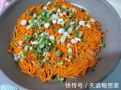懒人版|早餐经常来不及做教你懒人版胡萝卜鸡蛋饼做法，营养丰富还美味