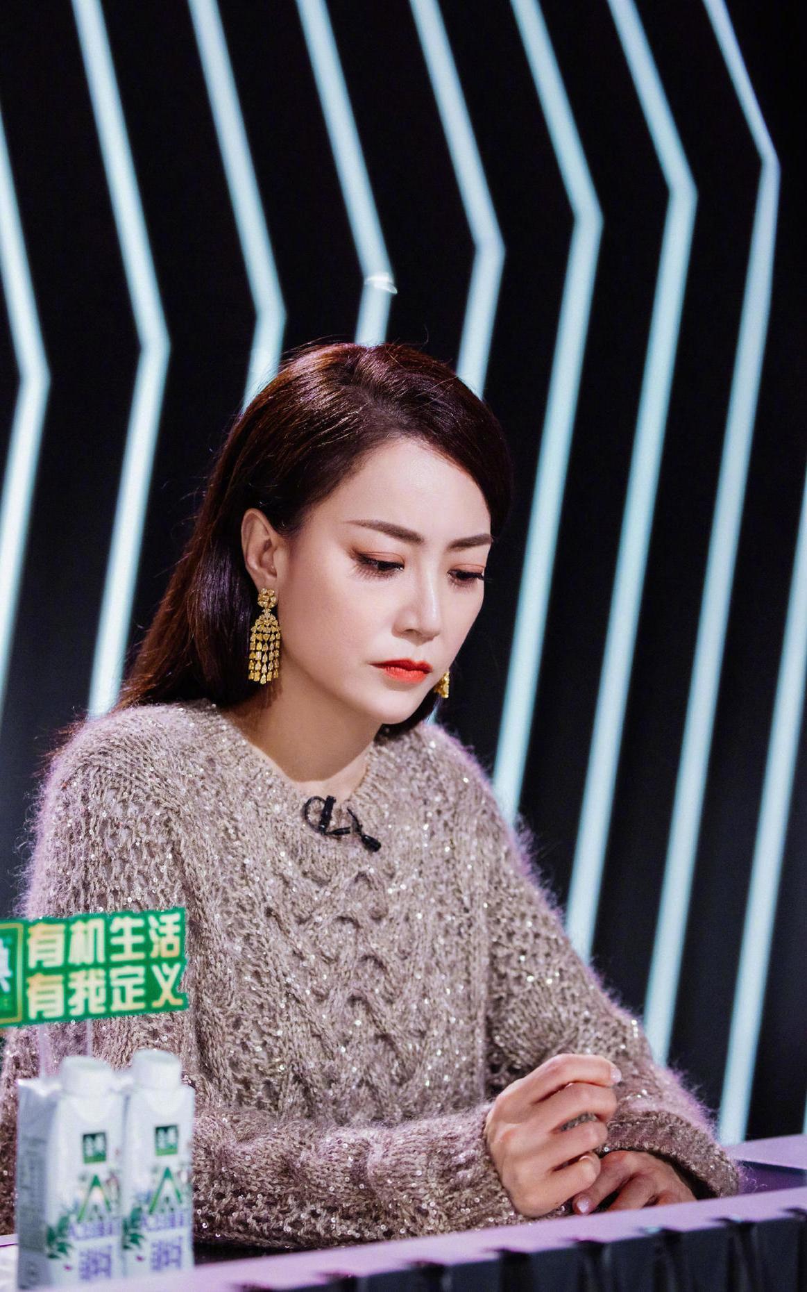 霍汶希气质真绝了!穿黑色西装套装高级干练,很有女企业家风范