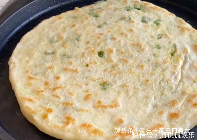 刷上一层食|烙了2年的大饼,终于找到窍门了,这样做葱花饼,又软又香又好吃