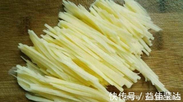 炒土豆丝粘锅不要焯水了,教你正确做法,土豆丝爽脆可口