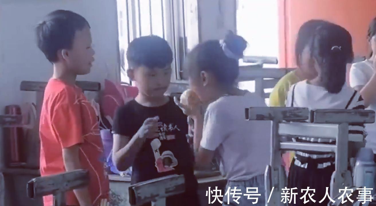 女孩|女孩咬了两口男孩的苹果,最终被无情嫌弃,网友:人生的高光时刻