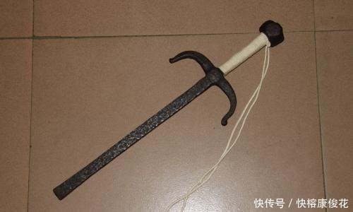 为了对付武士刀,日本古代警察将源自中国的“铁尺”纳为常备武器