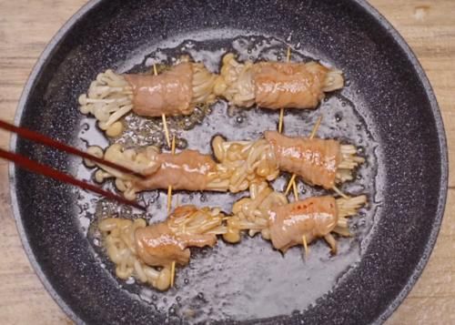金针菇这样做太美味,搭配里脊肉煎着吃,焦香四溢又营养,真解馋