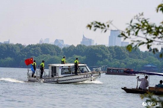 秦文|节日里的坚守：西湖民警“水陆空”立体巡防护平安