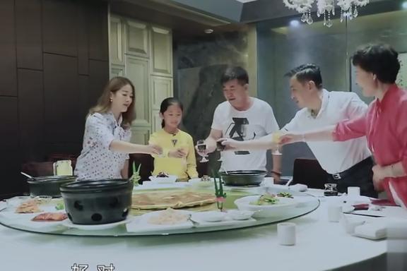 酸味|《变形计》店员嫌弃女孩一股穷酸味，城市妈妈做法让人称赞