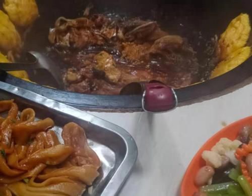 烧烤|蓟州九渔家盛世餐饮铁锅炖，炖水库鱼远近闻名，小烧烤还更胜一筹