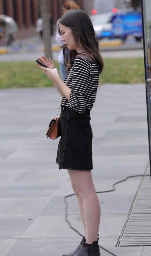  尽显|街拍：黑白条纹衫配黑色牛仔短裙，帅气减龄尽显气质女神的活力美