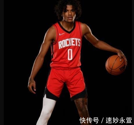 克里斯托弗|工作休闲两不误！杰伦格林火箭球场携爱犬训练，托福点赞：好狗狗