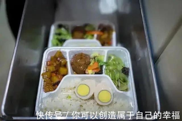 妈妈|男孩高铁上买了三份饭,被妈妈大声斥责,乘客:孩子要被教坏了