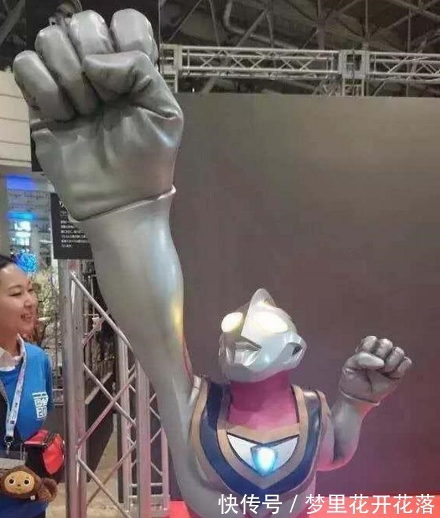 拳头|奥特曼变身时,为什么拳头比身子大很多网友为什么要毁我童年