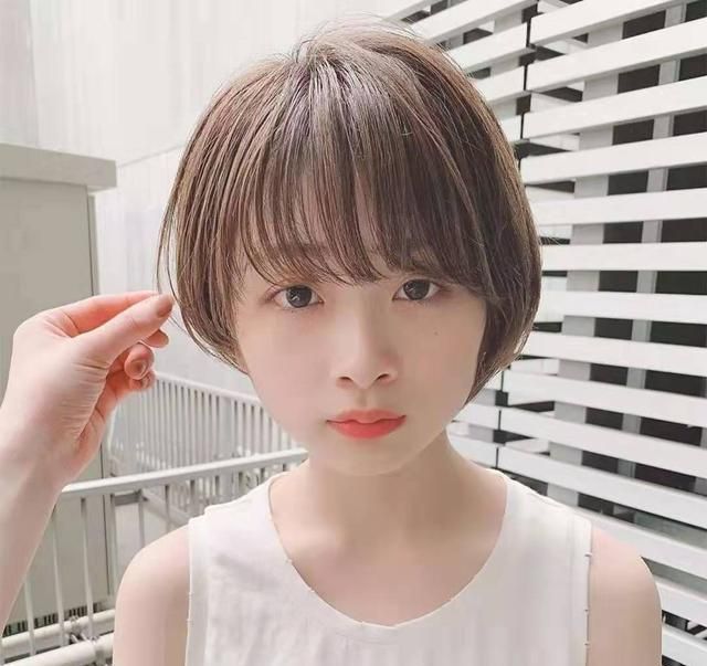 脸圆又大的女生适合什么发型？六款好打理显脸瘦的短发，时尚养眼