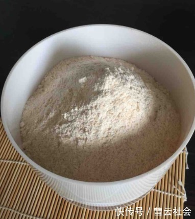 全麦粉|入伏后，这道主食记得多吃，8分钟搞定，营养饱腹又解馋，吃不腻