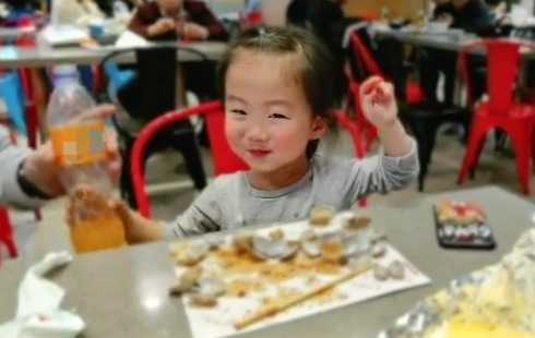 暖心|萌娃“掩耳盗铃”式偷喝饮料走红,一旁奶爸宠溺的眼神超暖心