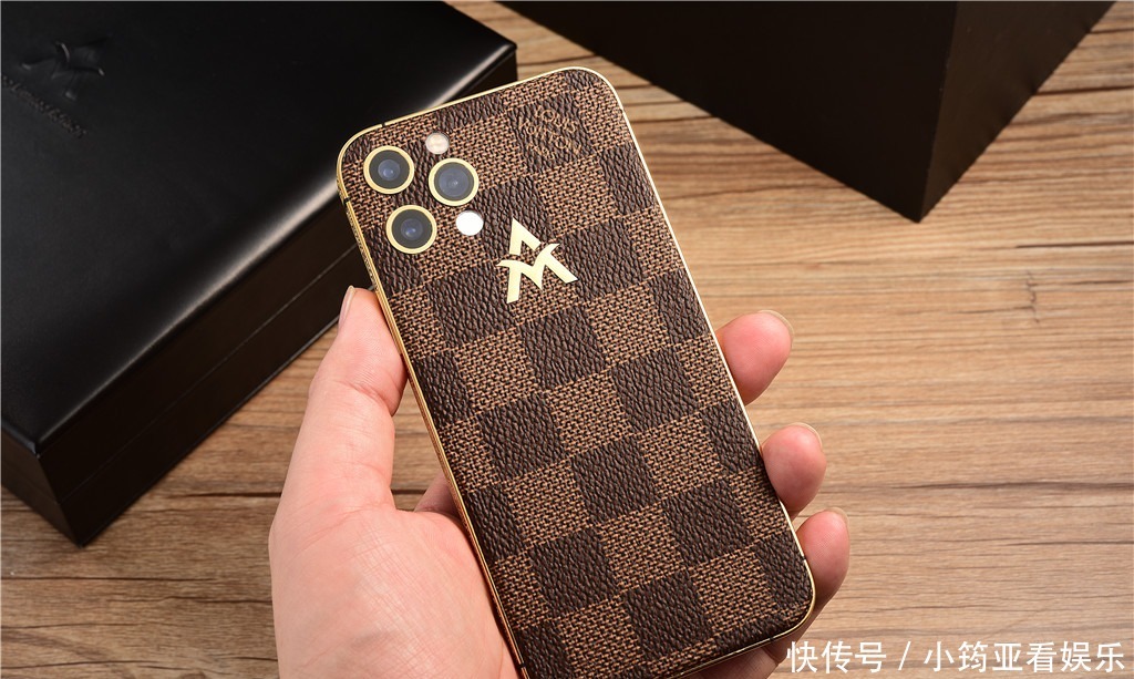 LV|用LV皮具定制，镶了127颗钻石，这台苹果12才是名媛专机