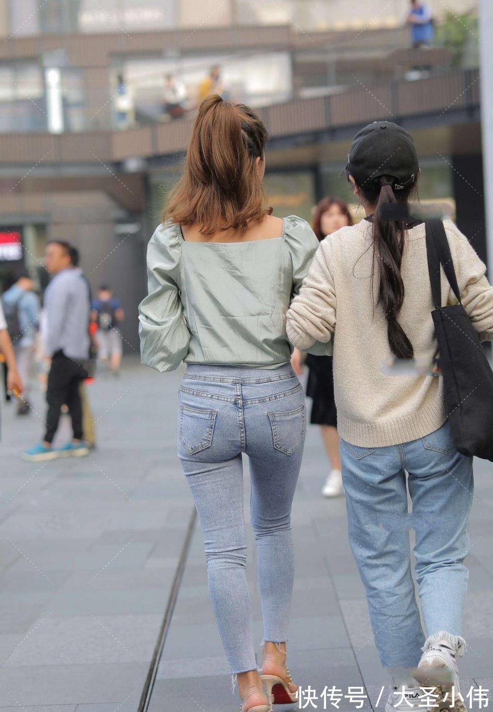 朋友们|美女街拍:又高又微胖的美女!显示出难以形容的魅力,好想帮她买杯奶茶