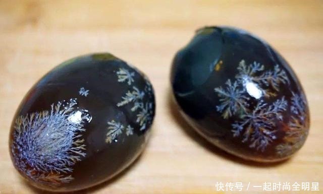 皮蛋只|为什么皮蛋会有黑色和黄色的区别在哪里哪种更健康呢