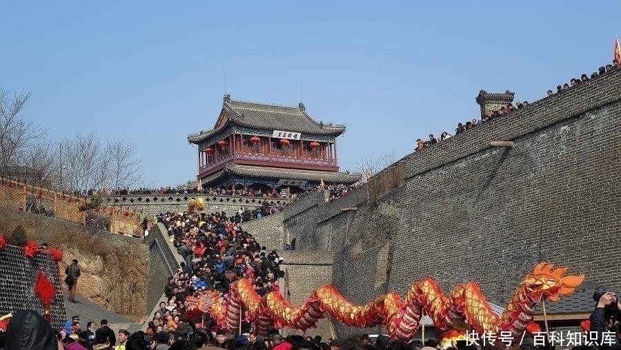 观察所|两暴躁司机高速斗法，面包车把装甲车挤下高速，桥下水泥车倒大霉