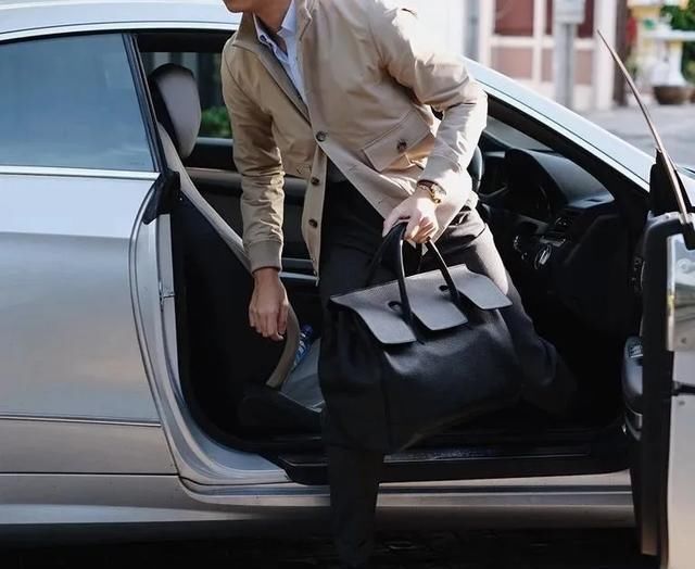 包袋品牌那么多,为什么只有它能征服所有挑剔有品绅男